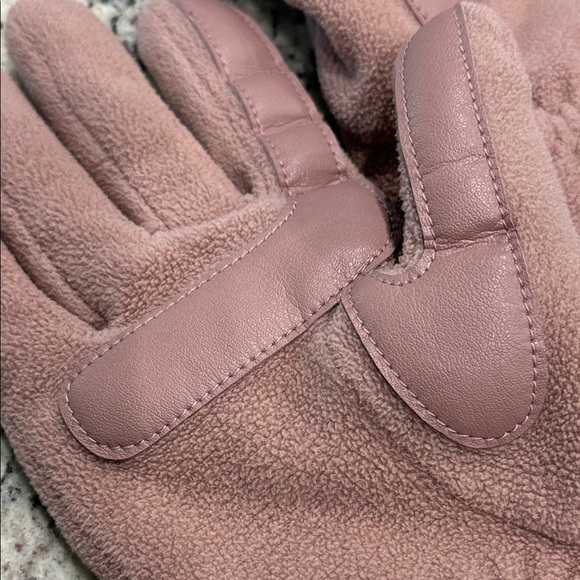 Isotoner Women’s Stretch Dusty Pink Fleece Gloves. One Size. - Picture 10 of 14
